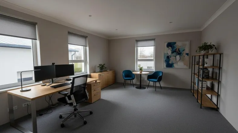 Geräumiges Büro mit mehreren Arbeitsplätzen, Teppichboden und großen Fenstern für viel Tageslicht.
