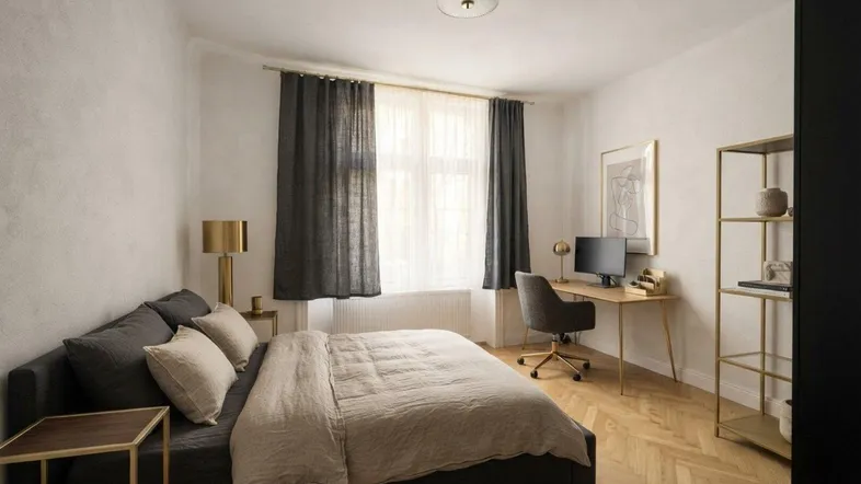Helles Schlafzimmer mit Parkettboden, einem Arbeitsbereich und modernen Möbeln in dunklen Tönen.