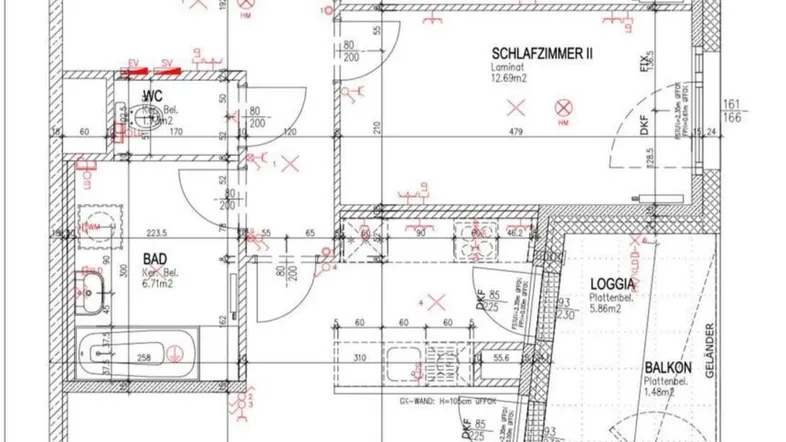 Detaillierter Grundriss der Wohnung mit Schlafzimmern, Bad, WC, Wohnküche, Loggia und Balkon.