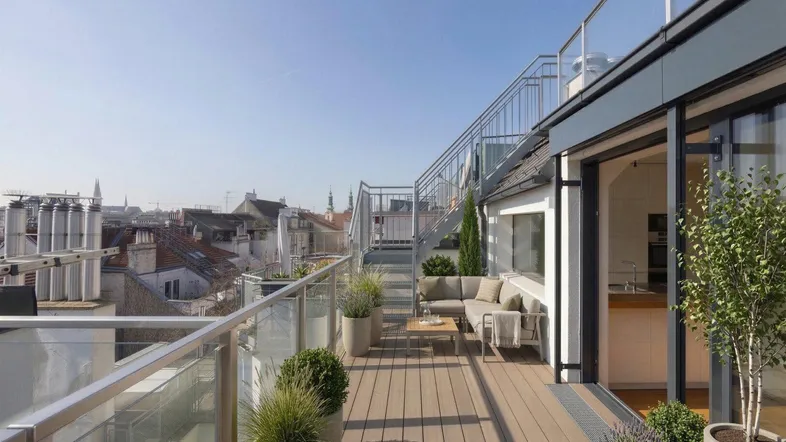 Geräumige Dachterrasse mit Holzboden, Sitzgelegenheiten und weitem Blick über die Stadt.