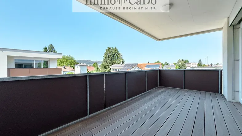 Geräumige Terrasse mit Holzboden und weitem Blick über die Umgebung.