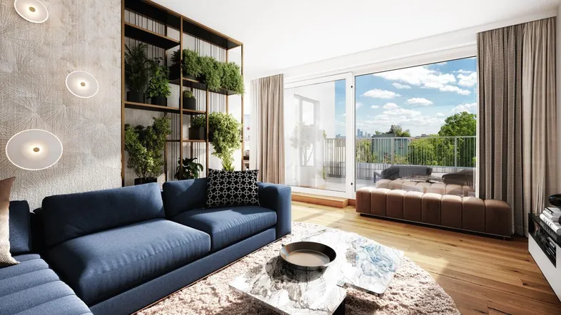 Modernes Wohnzimmer mit blauem Sofa, Holzfußboden und Zugang zu einem sonnigen Balkon mit Weitblick.