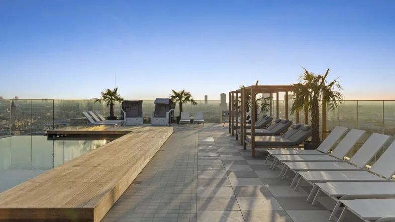 Sky Pool über den Dächern Wiens