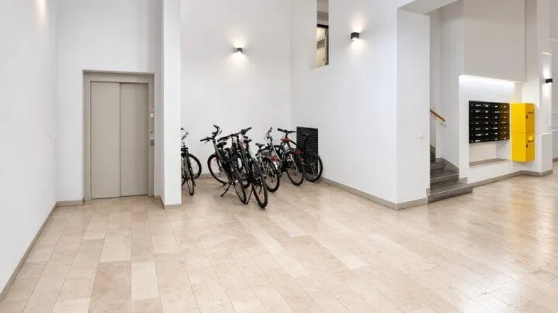 Helle und moderne Eingangshalle mit Oberlicht, Aufzug, Fahrradabstellplatz und Briefkästen.