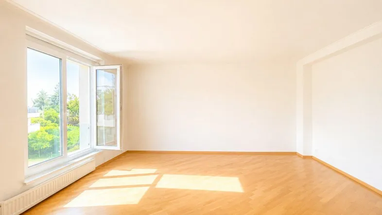 Geräumiges, helles Zimmer mit großen Fenstern und Blick ins Grüne.