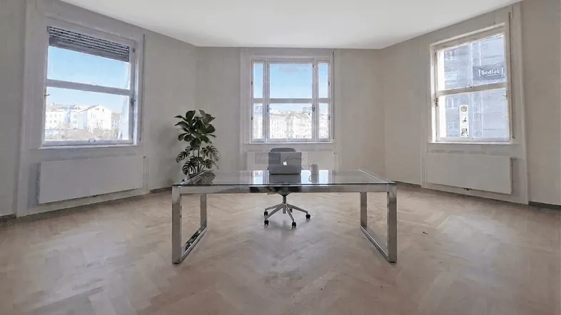 Geräumiges Büro mit Fischgrätparkett, großen Fenstern und moderner Einrichtung, hell und einladend.