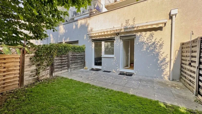 Terrasse mit Gartenbereich
