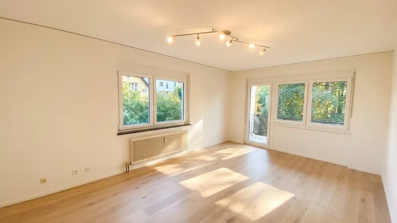 Lichtdurchflutetes Wohnzimmer mit direktem Loggiazugang