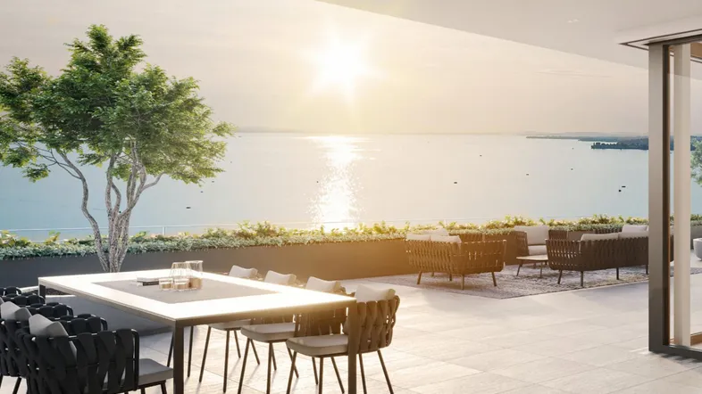 Großzügige Terrasse mit Essbereich und Lounge-Möbeln, ideal für entspannte Abende mit Seeblick.