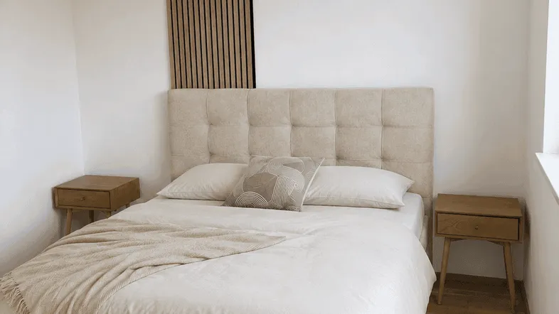Helles Schlafzimmer mit beigem Polsterbett, Holznachttischen und dekorativer Wandverkleidung.