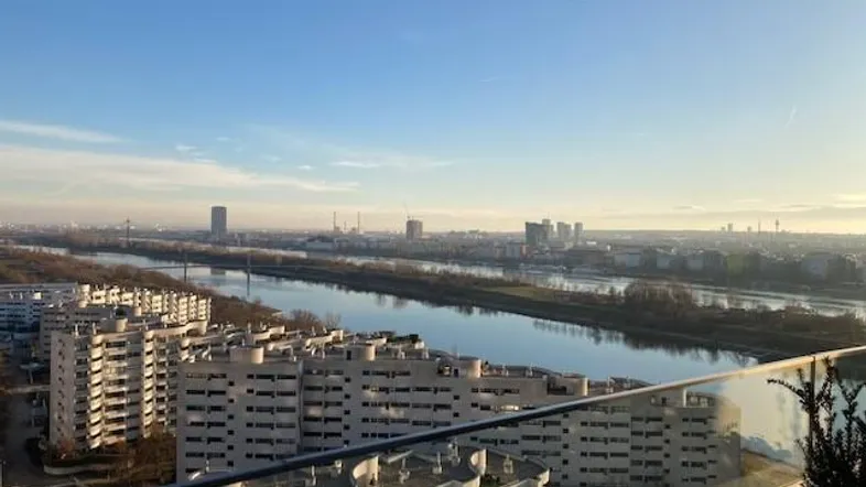 Panoramablick über die Stadt mit Fluss und umliegenden Gebäuden unter klarem Himmel.