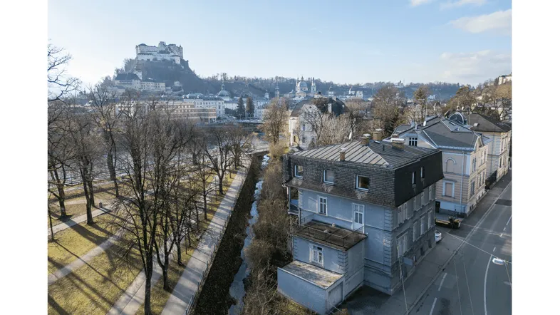Panoramablick auf die Stadt Salzburg mit der Festung Hohensalzburg und umliegenden Gebäuden.