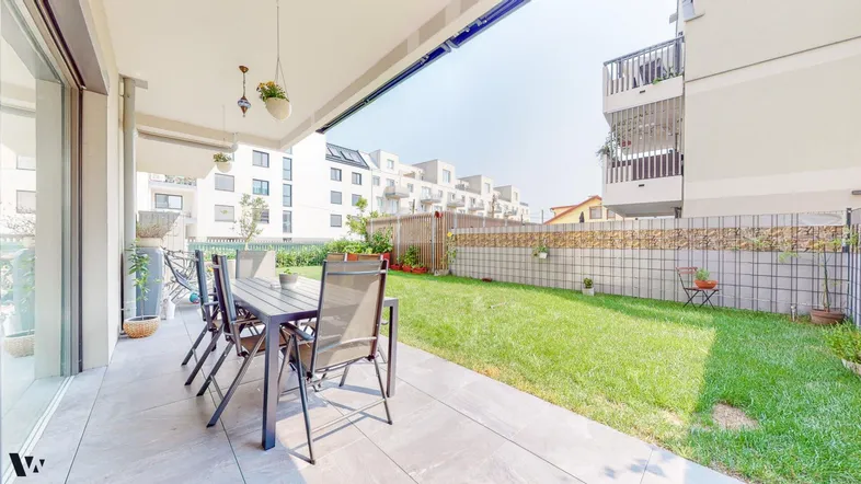 Geräumige Terrasse mit Essbereich und direktem Zugang zum privaten Gartenbereich.