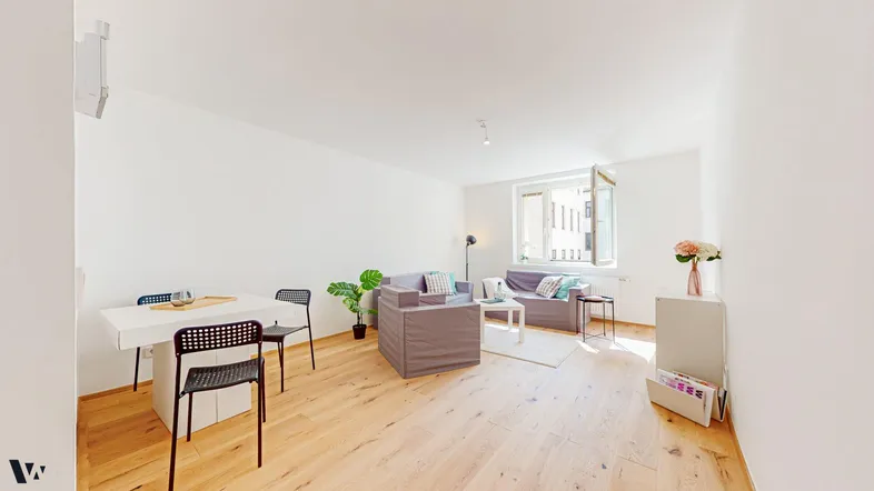 Helles Wohn- und Esszimmer mit Holzboden, modernen Möbeln und Blick auf die Stadt.