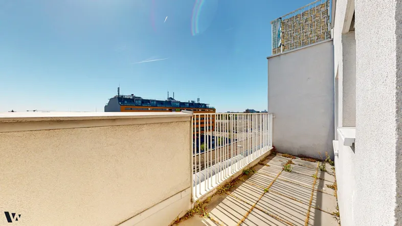 Sonniger Balkon mit Blick auf die Nachbarschaft und weitere Gebäude.