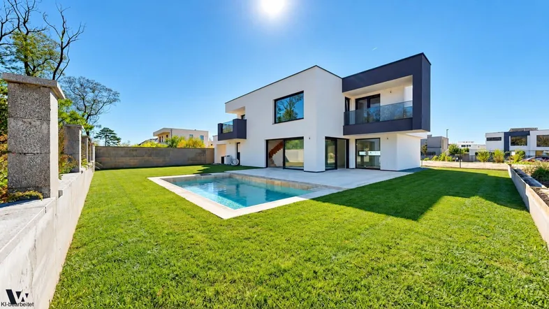 Moderne Villa mit Swimmingpool und gepflegtem Rasen unter strahlend blauem Himmel.