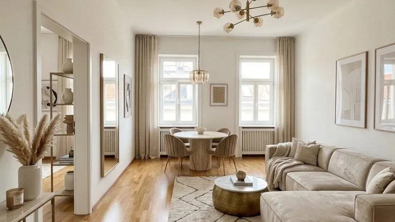 Helles und modern eingerichtetes Wohn-Esszimmer mit Parkettboden und stilvoller Beleuchtung.