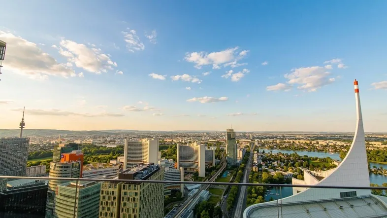 Panoramablick über die Stadt mit Fluss und Skyline von einer hohen Etage aus.