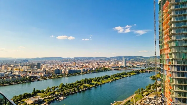 Panoramablick über die Donau und die Stadt Wien von einem modernen Hochhaus aus.