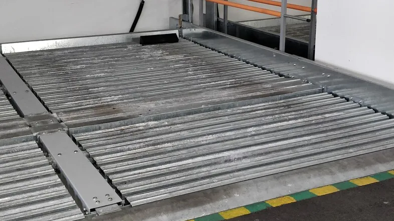 Mechanisches Parksystem in einer Tiefgarage, bereit zur Nutzung für Fahrzeuge.