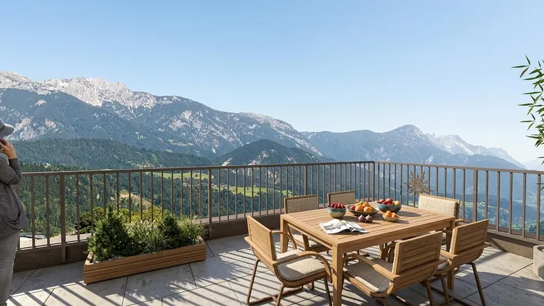 Gerenderte Terrasse mit Esstisch und Stühlen, bietet einen weiten Blick auf die umliegende Berglandschaft.