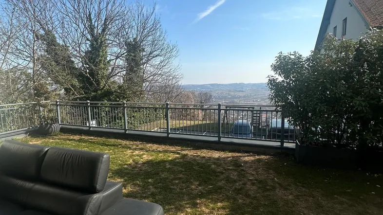 Geräumige Terrasse mit bequemer Sitzgelegenheit und weitem Blick über die Landschaft.