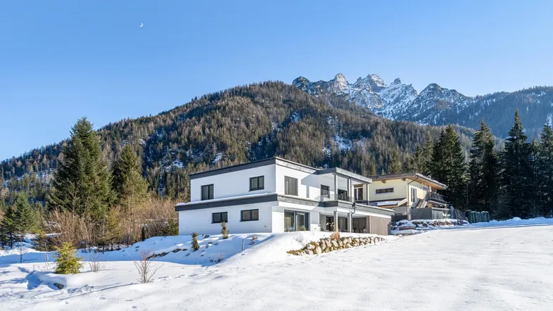 Stilvolles Einfamilienhaus mit freiem Bergblick