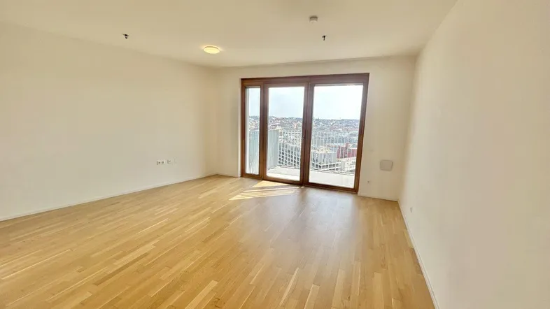 Helles Wohnzimmer mit Parkettboden und großen Fenstern, die einen weiten Stadtblick bieten.