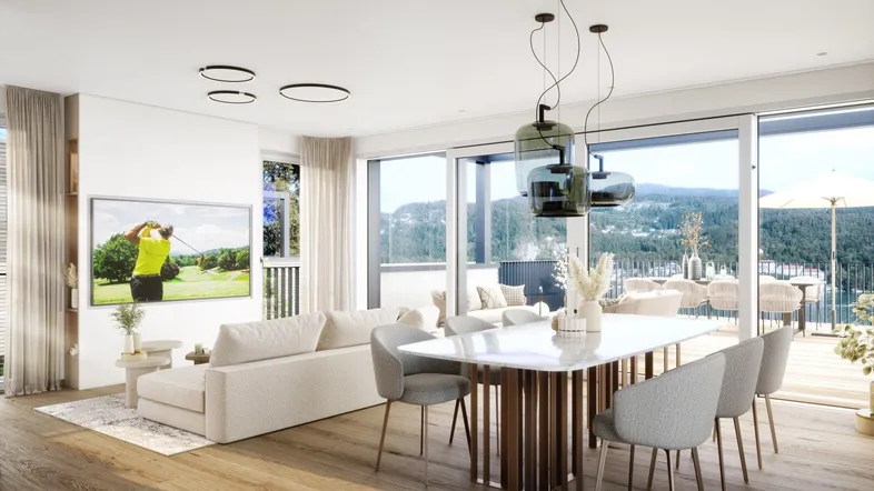 Moderner Wohn-Essbereich mit Holzboden, großen Fenstern und Zugang zur Terrasse mit Seeblick.