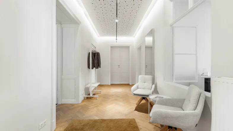 Moderner Flur mit Fischgrätparkett, weißen Wänden und einer Decke mit integrierter Beleuchtung und Akzenten.