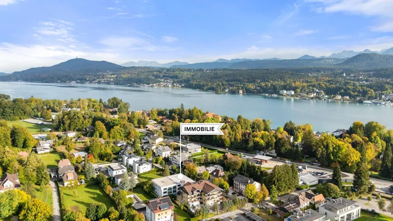 Luftaufnahme der Immobilie mit malerischem See- und Bergpanorama in der Umgebung.