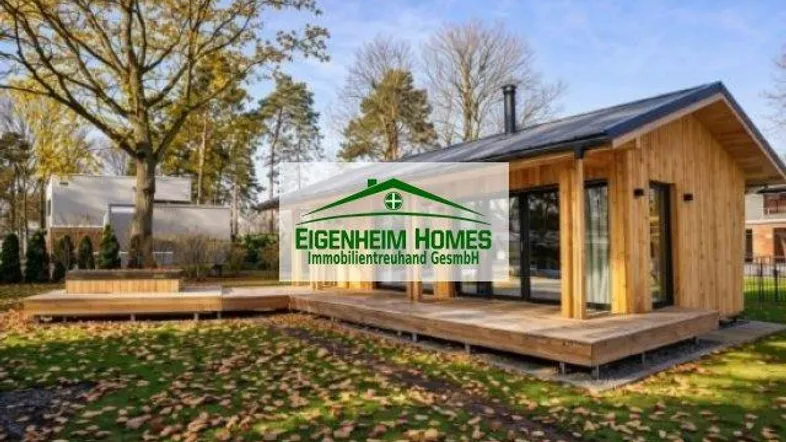 Modernes Holzhaus mit großer Holzterrasse und Gartenbereich, umgeben von Bäumen und viel Grün.