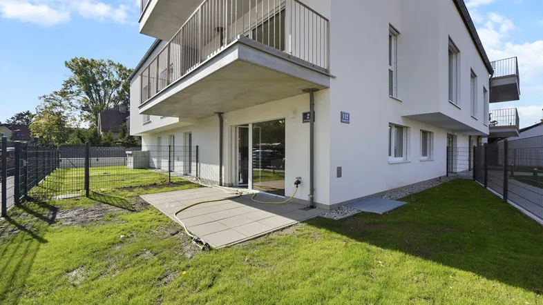 Moderne Wohnanlage mit privater Terrasse und Gartenanteil im Erdgeschoss, ideal für entspannte Stunden im Freien.
