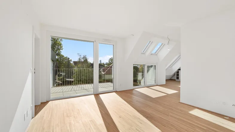 Helles Zimmer mit Holzboden, großen Fenstern und Zugang zu einem Balkon, ideal für Wohn- oder Schlafbereich.
