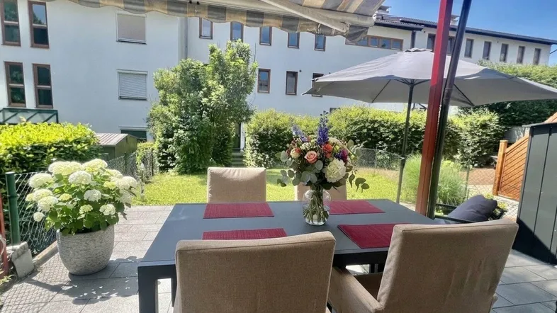 gemütlicher Essplatz auf der Sonnenterrasse