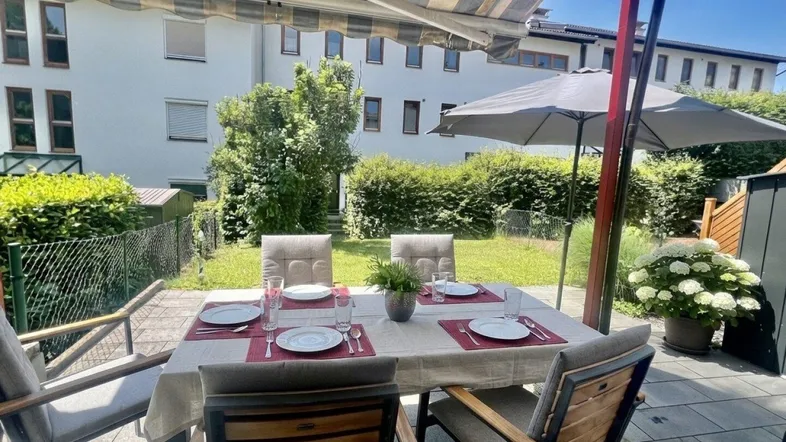sonnige Terrasse mit Gartenanteil