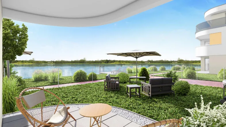 Moderne Terrasse mit Seeblick, bequemen Gartenmöbeln und weitläufiger Rasenfläche.