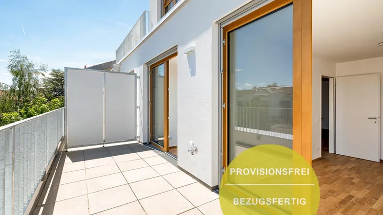 Heller Balkon mit Fliesenboden und Blick ins Grüne, ideal für entspannte Stunden im Freien.