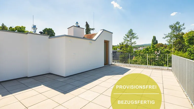 Geräumige Dachterrasse mit hellen Fliesen, weißer Brüstung und weitem Blick ins Grüne.