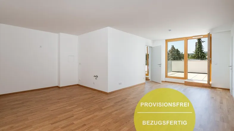Helles, leeres Zimmer mit Parkettboden und Zugang zu einem Balkon, bereit zum Einzug.