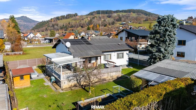 Freistehendes Einfamilienhaus mit großem Garten und Blick auf die umliegende Hügellandschaft.