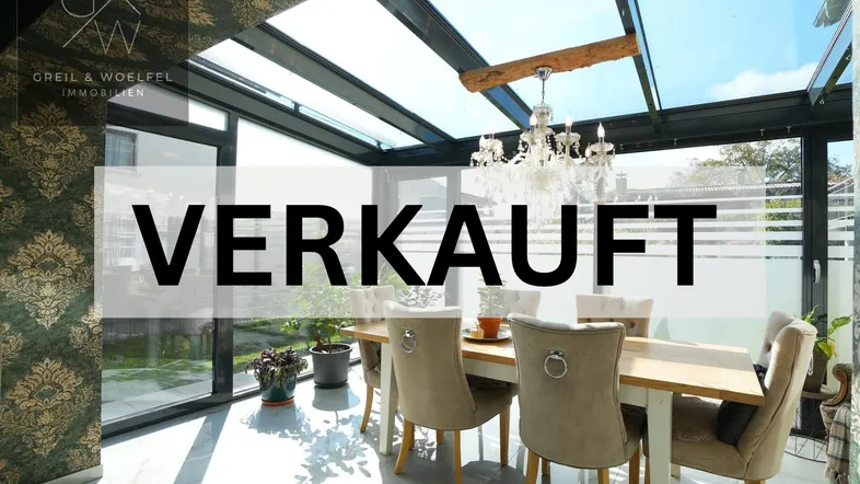 Heller Wintergarten mit Glasdach, elegantem Esstisch und gemusterter Tapete, ideal für Mahlzeiten.