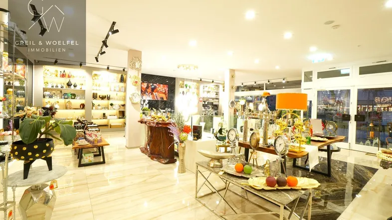 Geräumiger Verkaufsraum mit heller Fliesenboden, modernen Möbeln und vielfältigen Ausstellungsstücken.