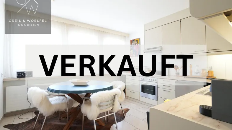 Helle, gut gepflegte Küche mit integriertem Essbereich, modernen Schränken und Fliesenboden.