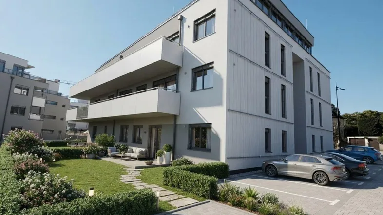 Modernes Mehrfamilienhaus mit gepflegtem Vorgarten und Parkplätzen unter blauem Himmel.