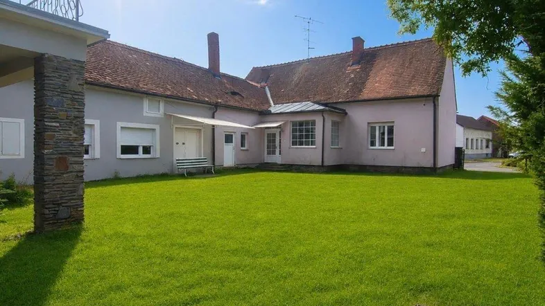 Großzügiger Gartenbereich mit gepflegtem Rasen und sonniger Ausrichtung vor dem Haus.