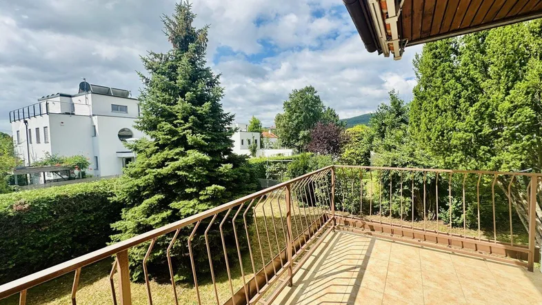 Geräumiger Balkon mit Fliesenboden und Blick ins Grüne, ideal für entspannte Stunden im Freien.