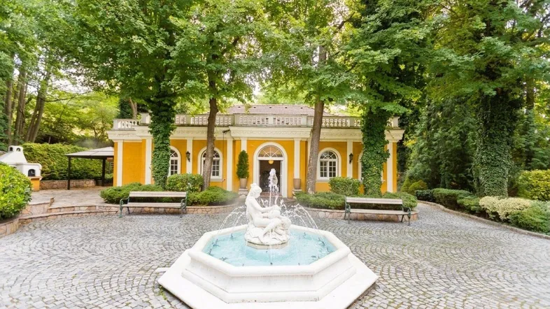 Springbrunnen mit Blick auf das Poolhaus