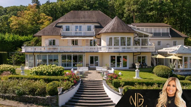 Elegante Villa mit weitläufigem Garten, großer Terrasse und üppiger Vegetation.