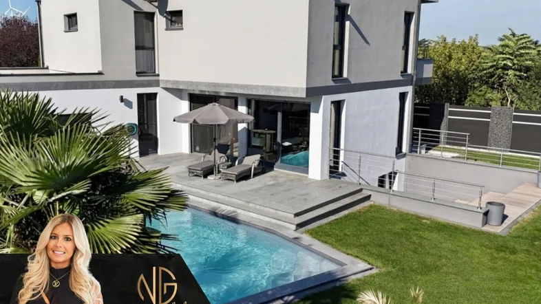 Modernes Einfamilienhaus mit Swimmingpool, großer Terrasse und gepflegtem Gartenbereich.